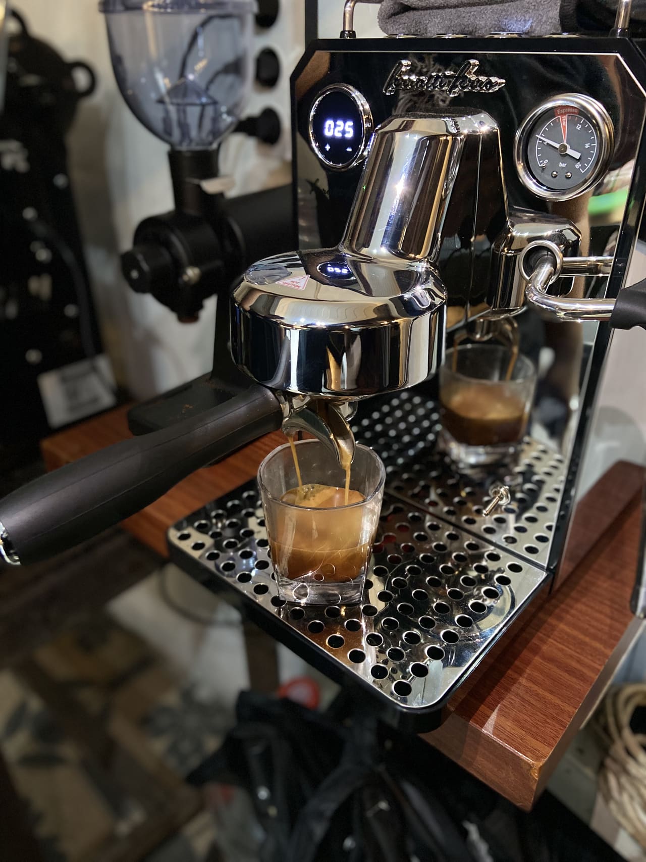 Espresso diseduh per pesanan di KAVVA