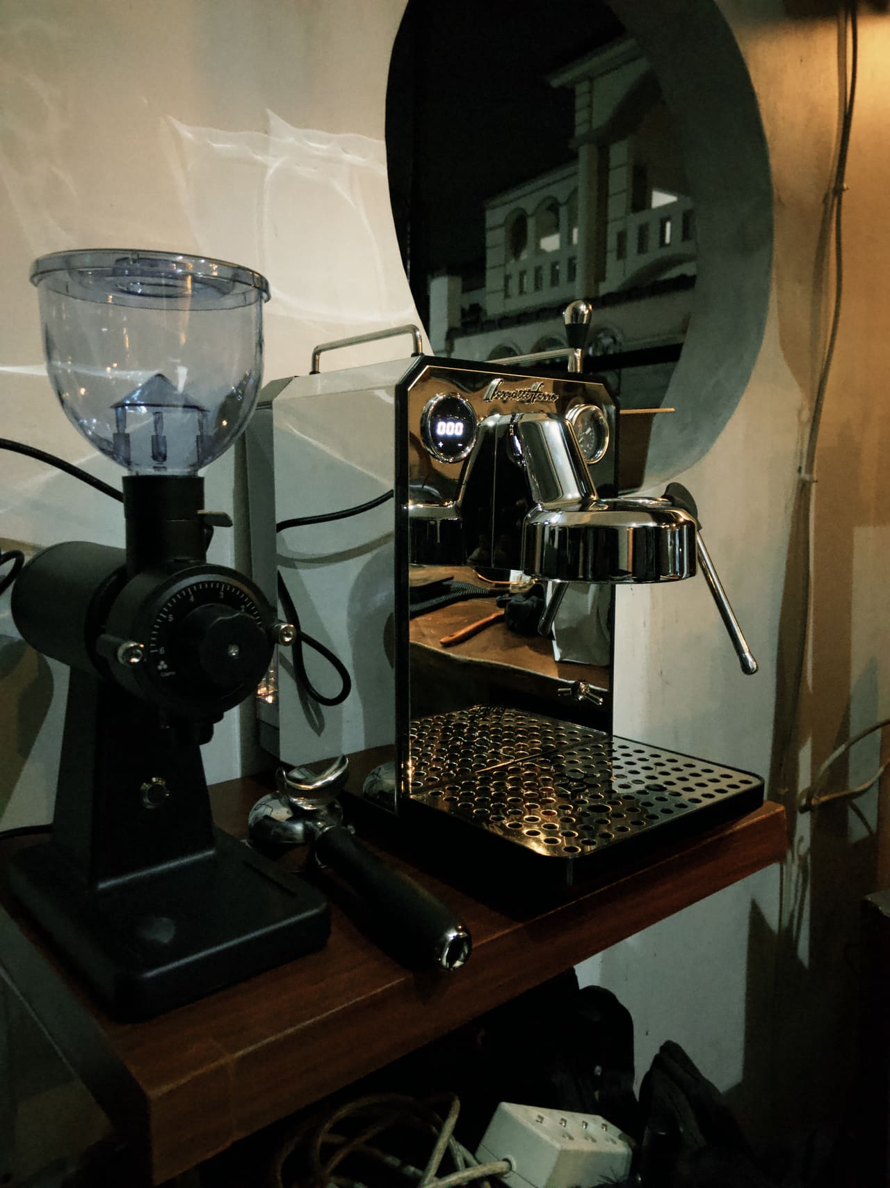 Mesin espresso KAVVA di balik bar